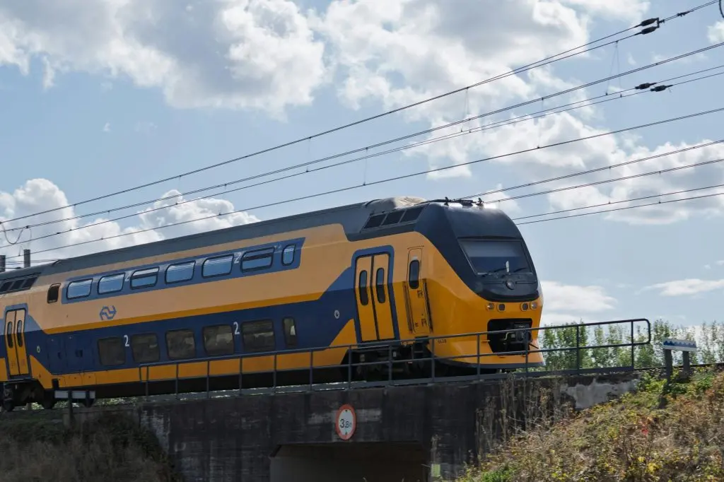 Trein over spoorbrug