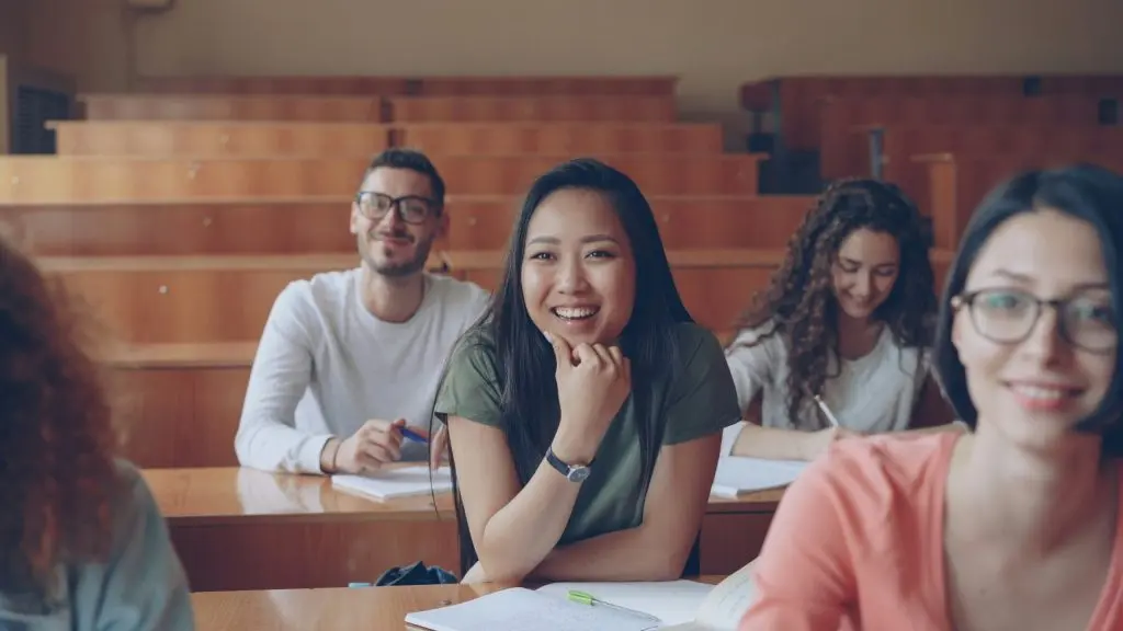 Vrouwelijke student in collegezaal