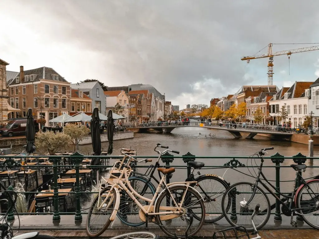Gemeente leiden gracht met fietsen