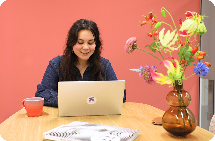 Person working with the Textmetrics platform on a laptop at a desk, illustrating everyday use of the content quality dashboard.