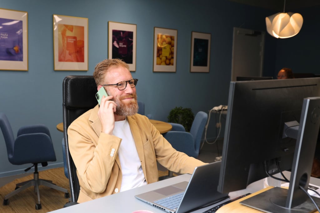Professional werkt op kantoor aan content governance en kwaliteitscontrole van communicatie.